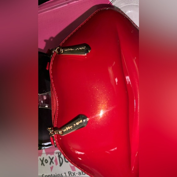 Betsey Johnson Fashion Eyewear/ Sunglasses with Red Lip Purse Gift Set,
NIB - Picture 8 of 11